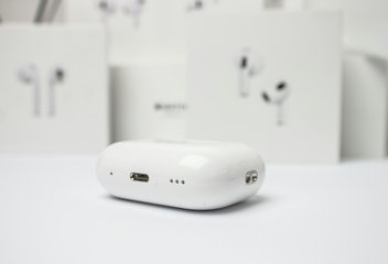 Cum să identifici carcasa de Încărcare a AirPods