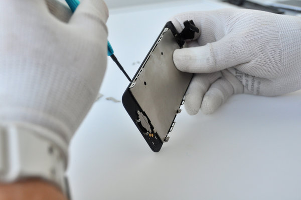 Scoateți șuruburile laterale de pe panoul frontal