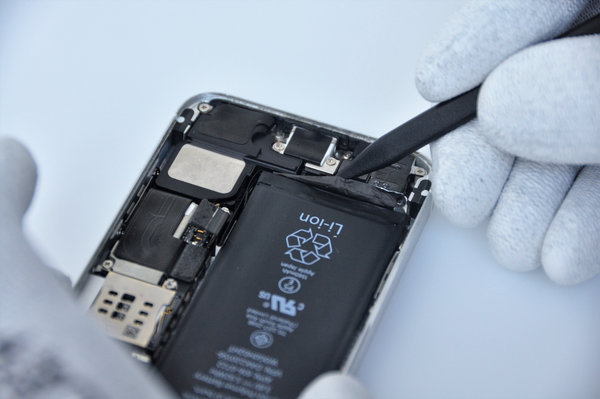 Scoaterea benzilor lipicioase de sub baterie