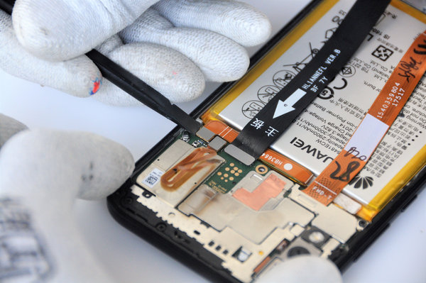 Scoaterea plăcii capacului conectorului bateriei