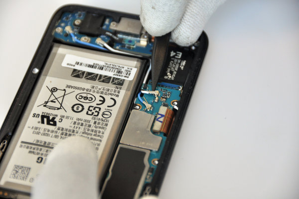 Deconectați antena wifi, cablu flex NFC și încărcarea fără fir