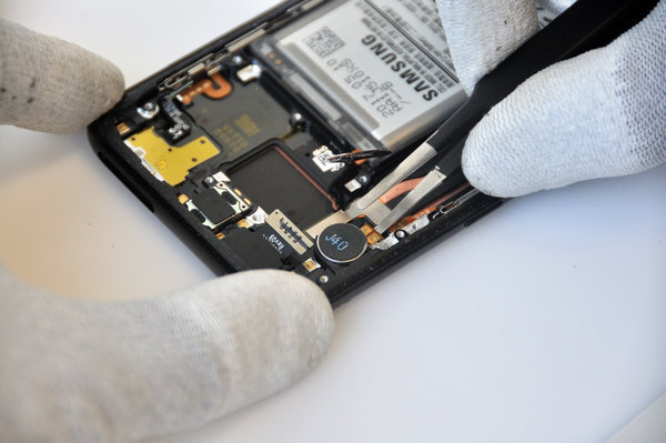 Desprinderea vibratorului de setul LCD