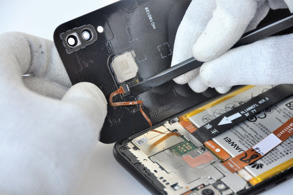 Deconectați cablul flex al senzorului amprentă