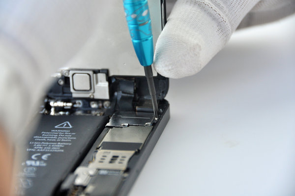 Scoateți conectorii LCD de pe unitatea de imagistică, cablul flex camerei frontale și cablurile pentru căști