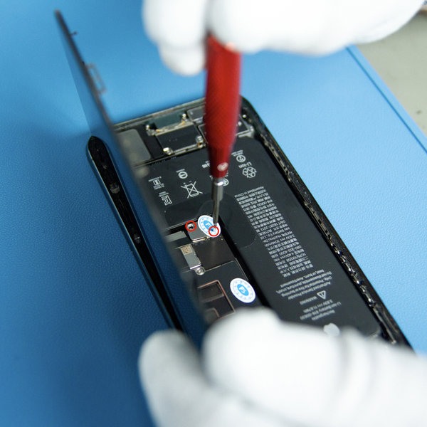 Deșurubați capacul conectorului bateriei