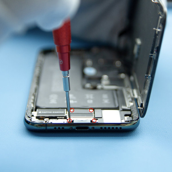 Demontarea capacului inferior a conectorului bateriei