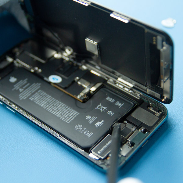 Deconectați conectorul inferior al bateriei