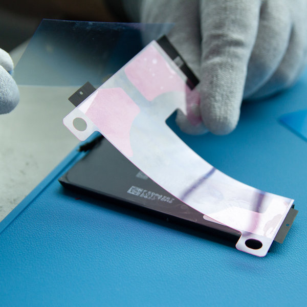 Lipiți bandă adezivă nouă pe noua baterie