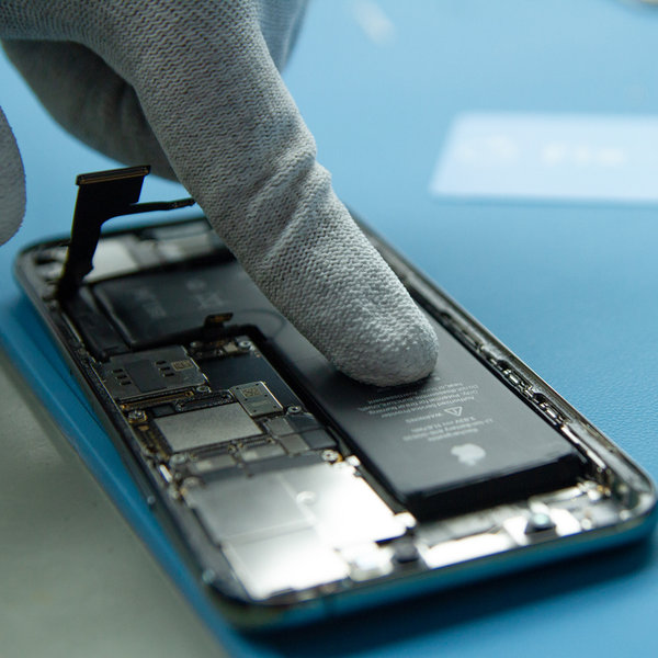 Introduceți o baterie nouă în iPhone.