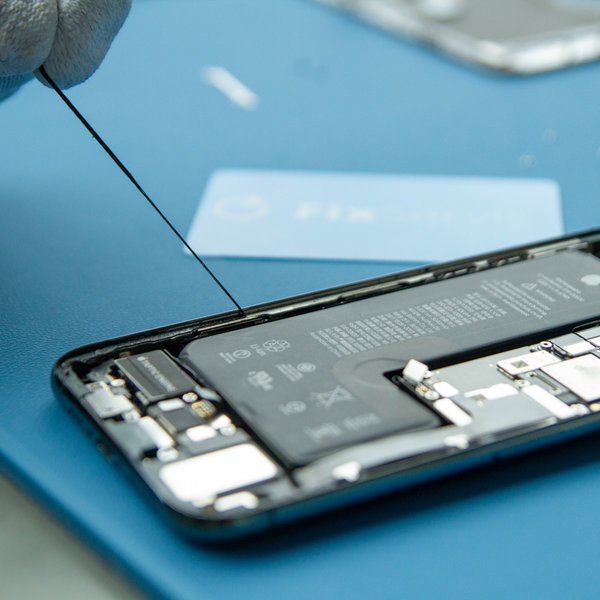 Desprindeți lipiciul vechi de pe marginile iPhone-ului