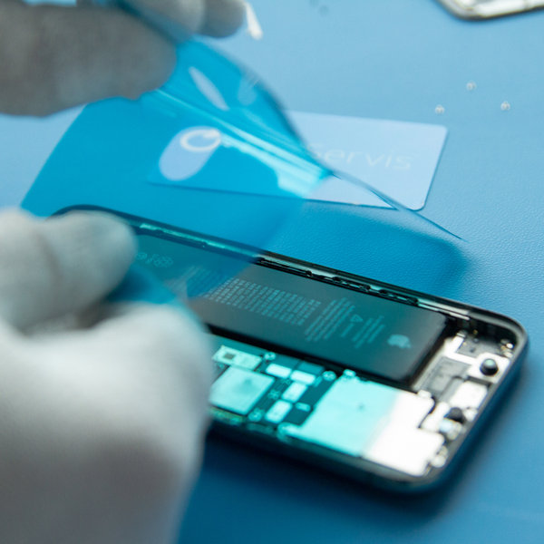 Lipiți un nou adeziv în jurul marginilor iPhone-ului