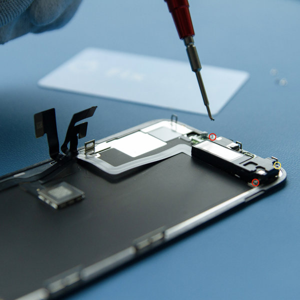 Deșurubați ansamblul frontal