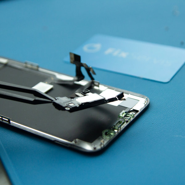 Scoateți ansamblul difuzor + senzor frontal