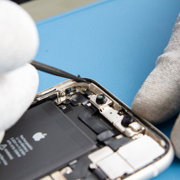 Desprindeți lipiciul vechi de pe marginile iPhone-ului