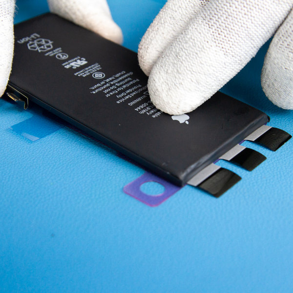 Lipiți bandă adezivă nouă pe noua baterie