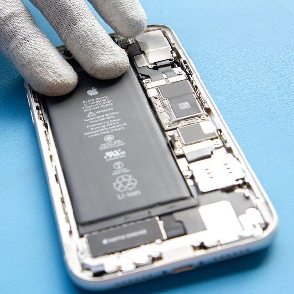 Introduceți o baterie nouă în iPhone.