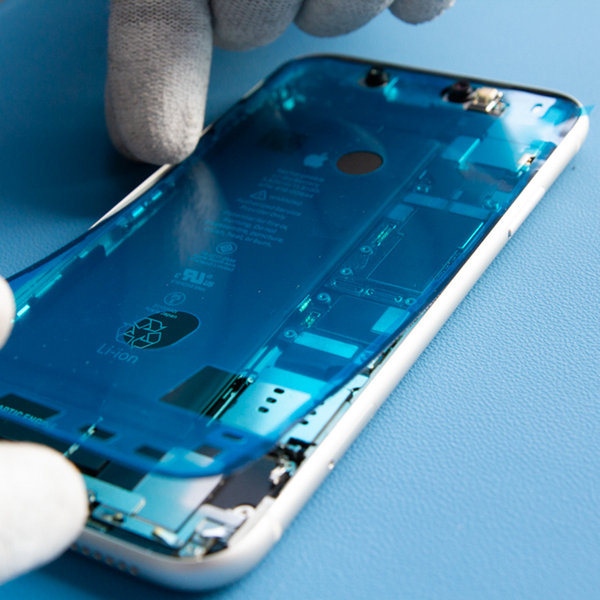 Lipiți un nou adeziv în jurul marginilor iPhone-ului