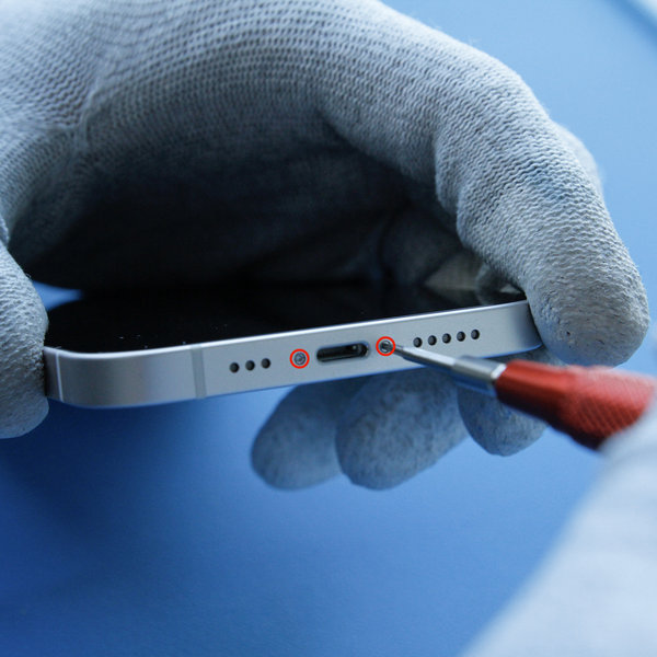 Deșurubați șuruburile pentalobe