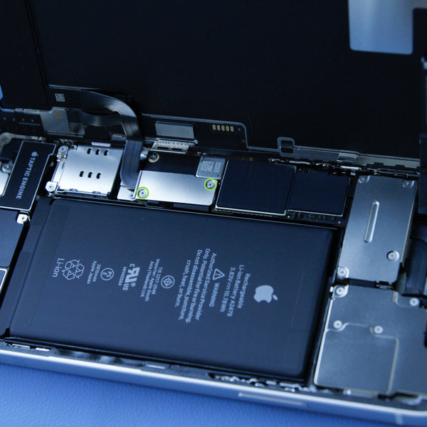 Scoaterea conectorului bateriei și a capacului ecranului