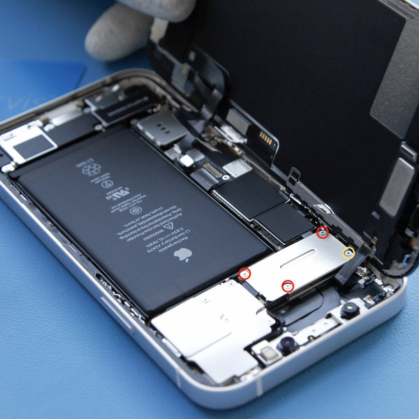 Scoaterea capacului conectorului al senzorului frontal