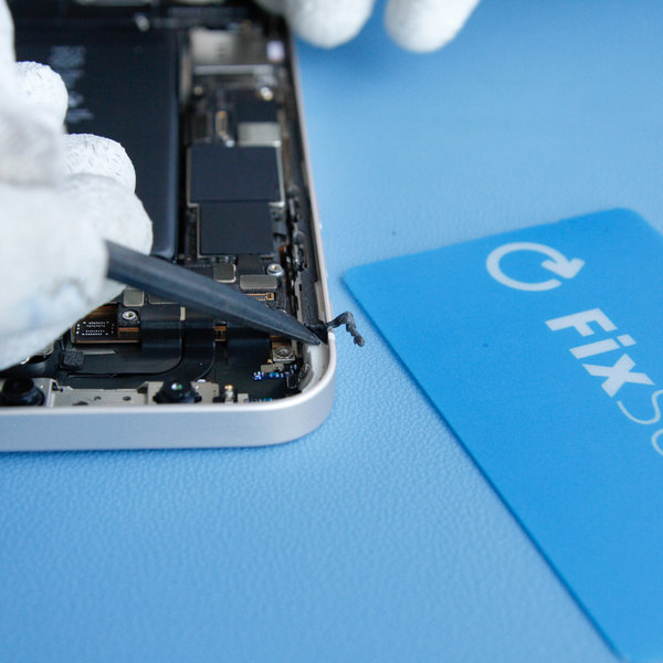 Dezlipirea lipiciul vechi de pe marginile iPhone-ului