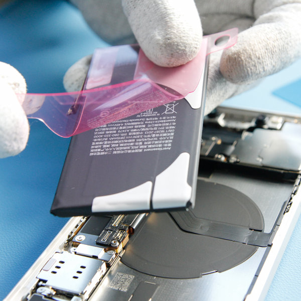 Lipiți bandă adezivă nouă pe noua baterie