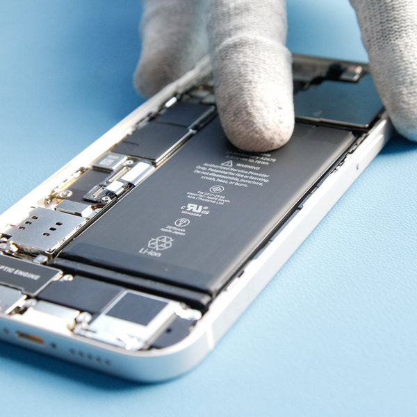 Introduceți o baterie nouă în iPhone.