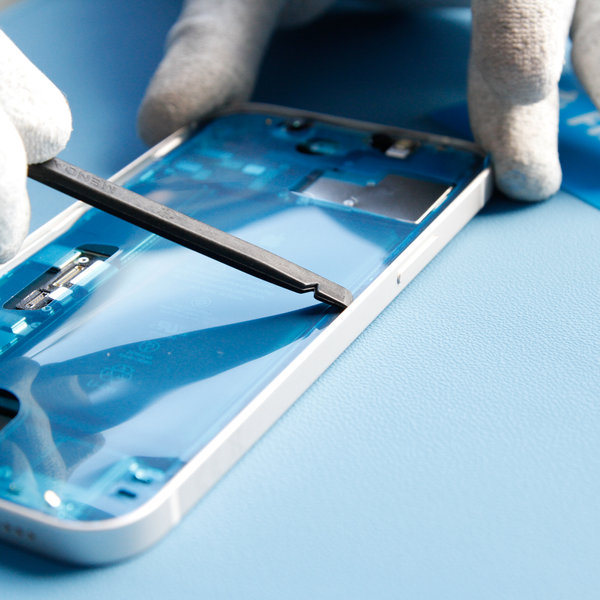 Lipiți un nou adeziv în jurul marginilor iPhone-ului