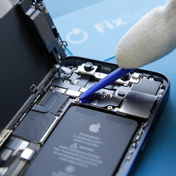 Deconectați conectorul senzorului frontal