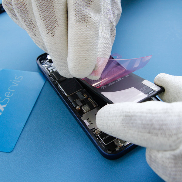 Lipiți bandă adezivă nouă pe noua baterie