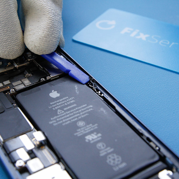 Desprindeți lipiciul vechi de pe marginile iPhone-ului