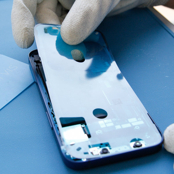 Lipiți un nou adeziv în jurul marginilor iPhone-ului