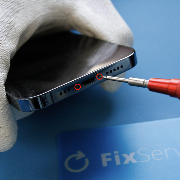 Scoaterea șuruburilor pentalobe