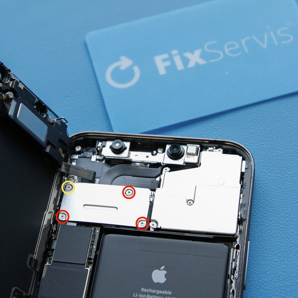 Scoaterea capacului conectorului al senzorului frontal