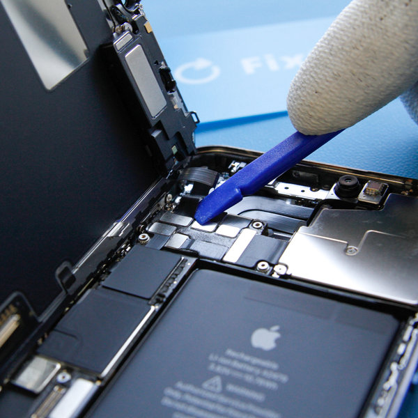 Deconectați conectorul senzorului frontal