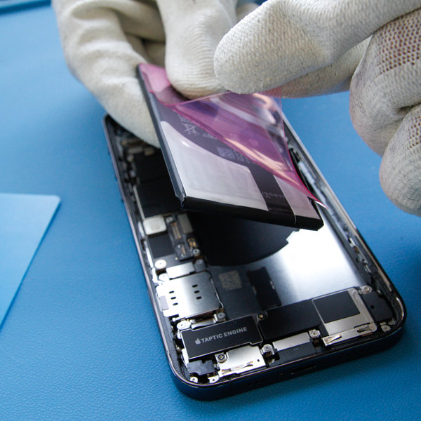 Lipiți bandă adezivă nouă pe noua baterie