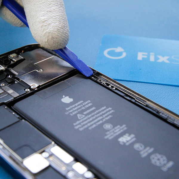 Desprindeți lipiciul vechi de pe marginile iPhone-ului