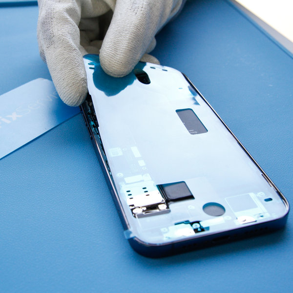 Lipiți un nou adeziv în jurul marginilor iPhone-ului