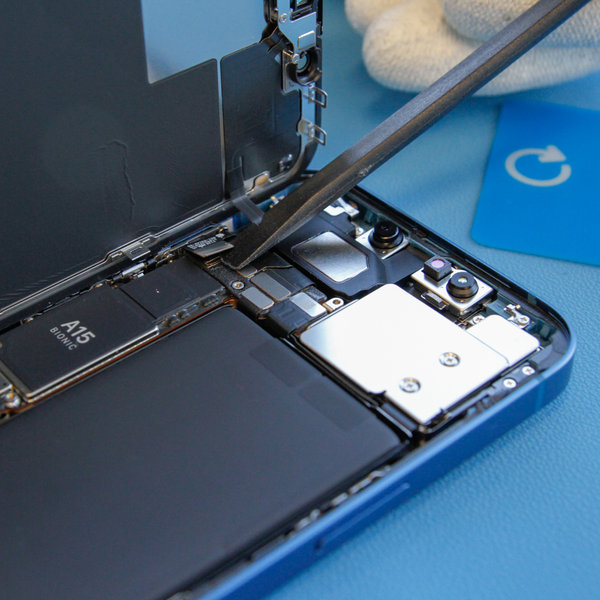 Deconectați conectorul senzorului frontal