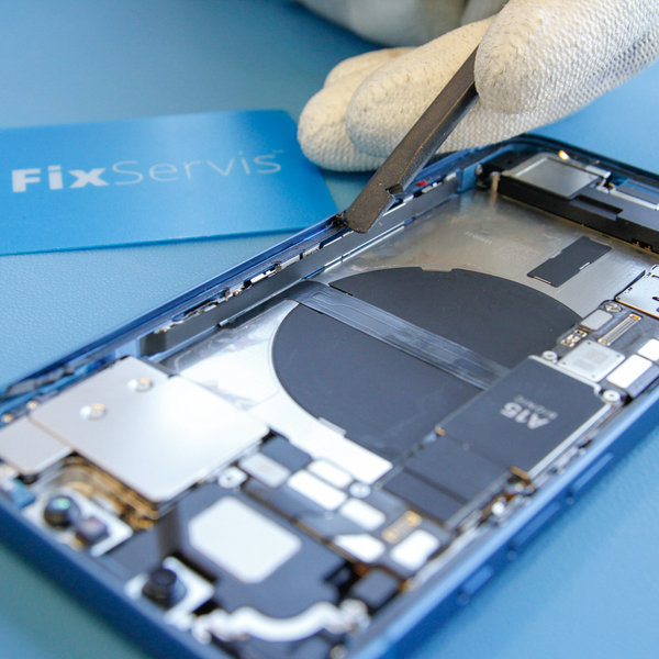 Dezlipirea lipiciul vechi de pe marginile iPhone-ului