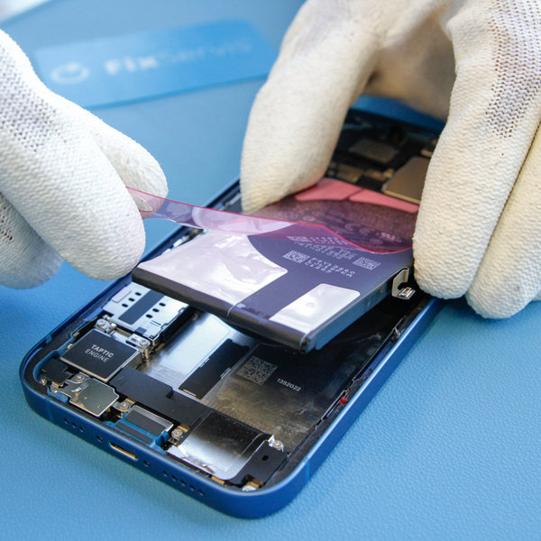 Lipiți bandă adezivă nouă pe noua baterie