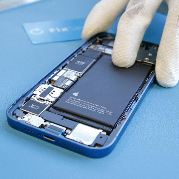 Introduceți o baterie nouă în iPhone