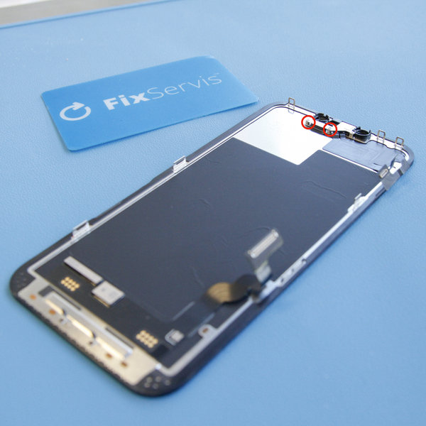 Scoateți capacul de pe ansamblul difuzor/senzor