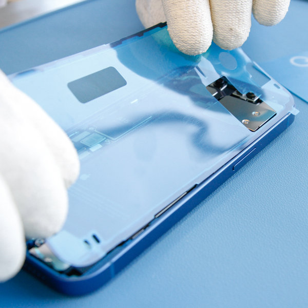 Lipiți un nou adeziv în jurul marginilor iPhone-ului