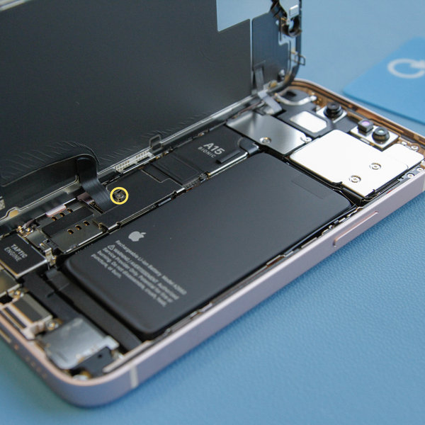 Scoaterea conectorului bateriei și a capacului ecranului