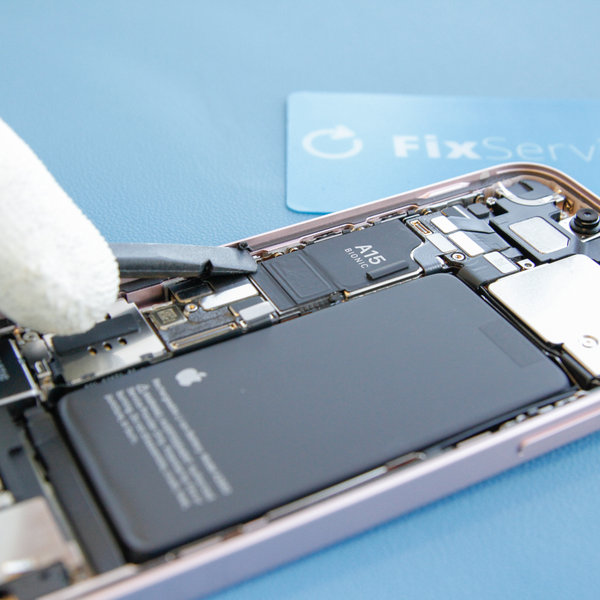 Desprindeți lipiciul vechi de pe marginile iPhone-ului