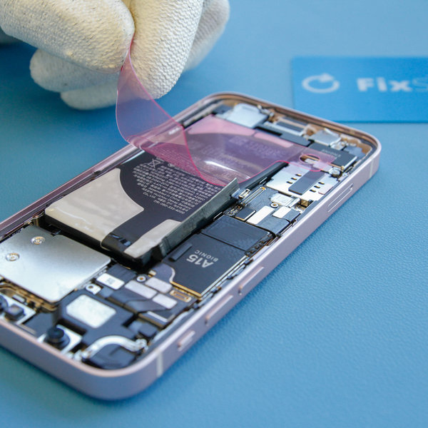 Lipiți bandă adezivă nouă pe noua baterie