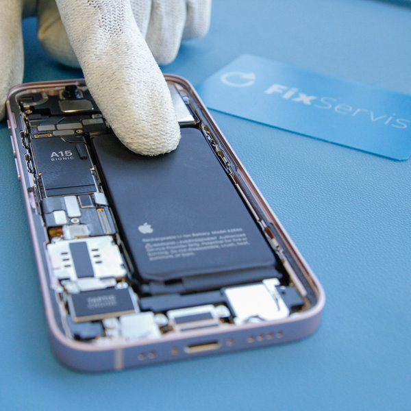 Introduceți o baterie nouă în iPhone.