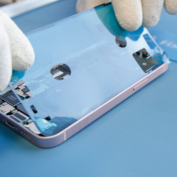 Lipiți un nou adeziv în jurul marginilor iPhone-ului