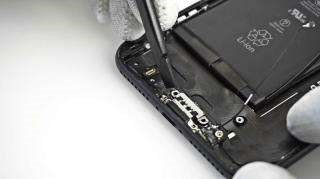 Scoatere conector de încărcare